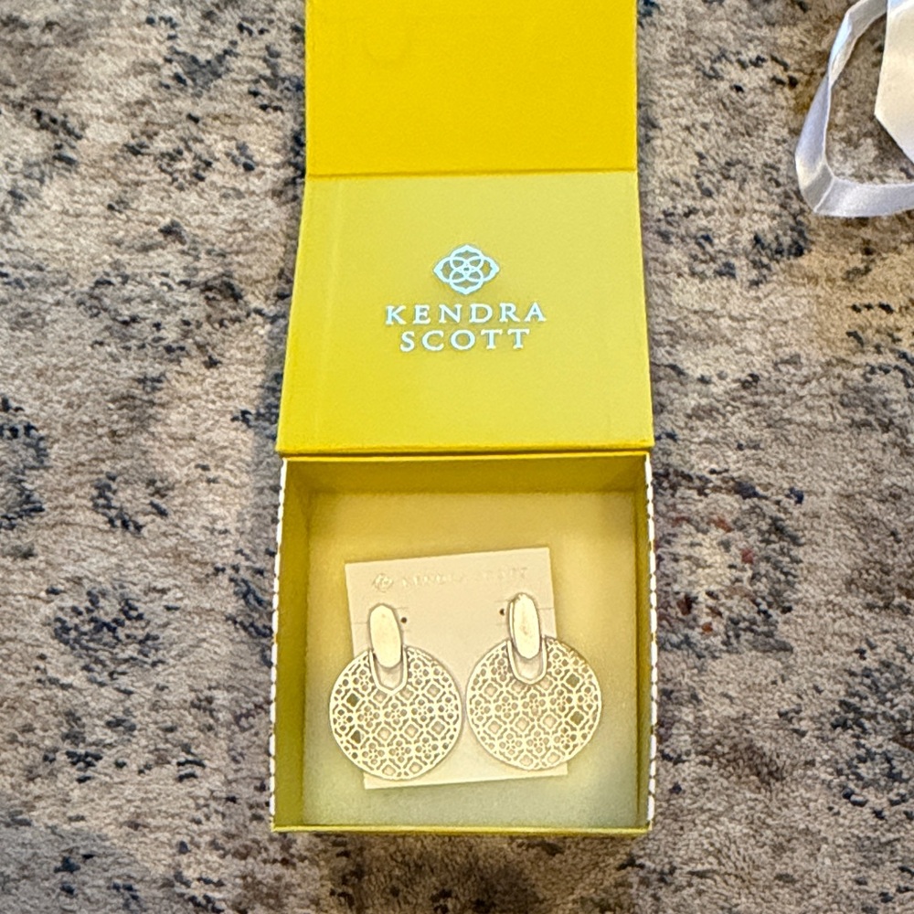 Kendra Scott Bright Yellow Box